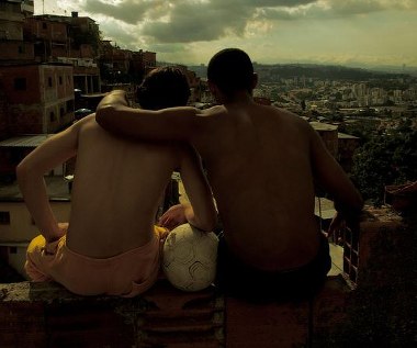 Fernando Moreno i Eliú Armas w scenie z filmu "Brat"