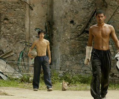 Fernando Moreno i Eliú Armas w scenie z filmu "Brat"