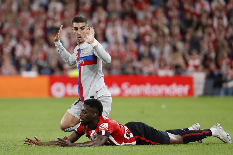 Ferran Torres i Iñaki Williams /LUIS TEJIDO  /PAP/EPA