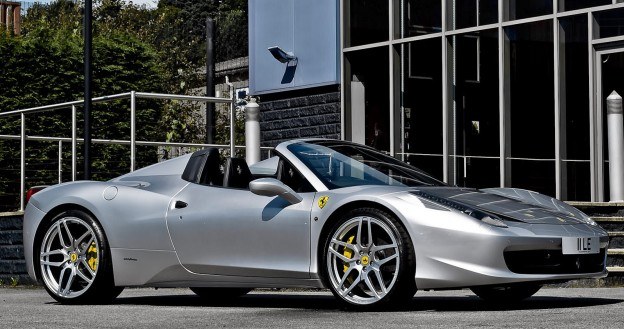 Ferrari 458 Italia w wersji Spider zadebiutowała jesienią 2009 r. /Ferrari