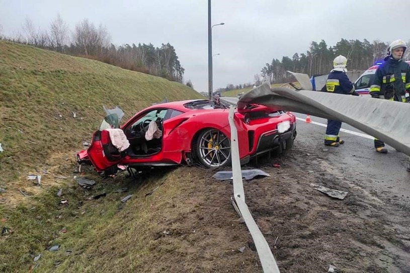 Ferrari 488 Pista rozbite na drodze ekspresowej S10 pod Piłą warte było ponad 1,3 miliona złotych /Ochotnicza Straż Pożarna w Wyrzysku /Informacja prasowa