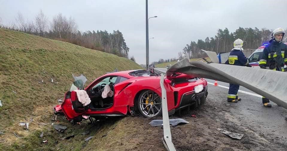 Ferrari 488 Pista rozbite na drodze ekspresowej S10 pod Piłą warte było ponad 1,3 miliona złotych /Ochotnicza Straż Pożarna w Wyrzysku /Informacja prasowa