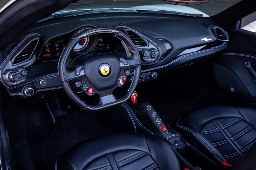 Ferrari 488 Spider Roberta Lewandowskiego ma silnik o mocy 670 KM i objęte jest jeszcze gwarancją /