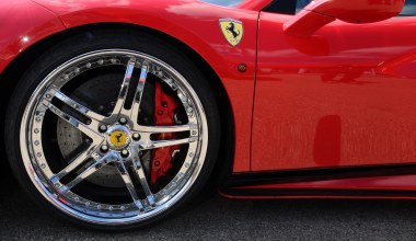 Ferrari albo Porsche za ułamek ceny? Młodzi znaleźli sprytny sposób