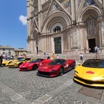 Ferrari Cavalcade. Ponad 100 sportowych samochodów w niezwykłych miejscach