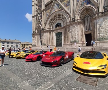 Ferrari Cavalcade. Ponad 100 sportowych samochodów w niezwykłych miejscach