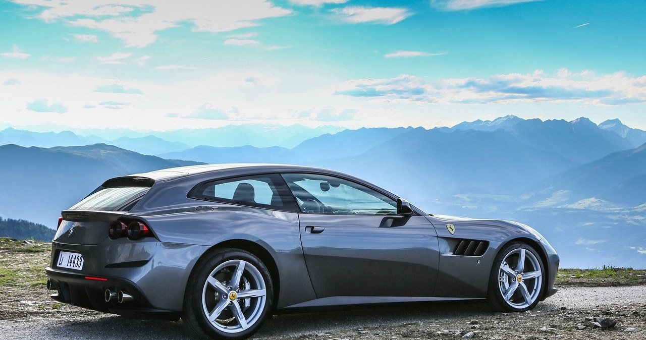 Ferrari GTC4 Lusso oferuje już napęd na wszystkie koła, cztery miejsca siedzące, praktyczny bagażnik i często reklamowane jest jako auto dla ludzi aktywnych. Wygląda na to, że za parę lat nie będzie to jedyne Ferrari, jakim będzie można pojechać na narty /Informacja prasowa