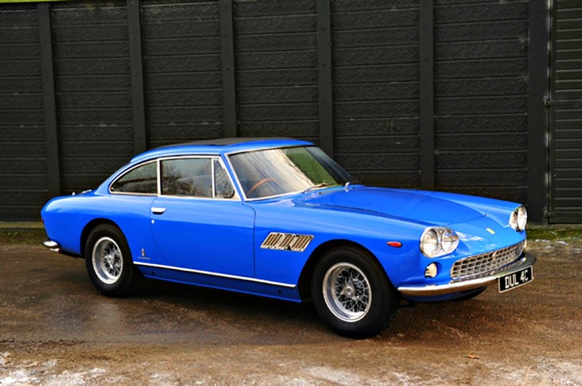 Ferrari, które niegdyś należało do Johna Lennona może zostać sprzedane nawet za milion złotych /PAP