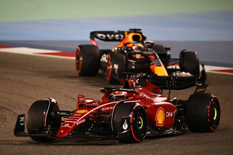 Ferrari wygrało wyścig GP po raz pierwszy od 2019 roku. Z kolei Red Bull ma szybki bolid, ale musi wyeliminować usterki silnika /Getty Images