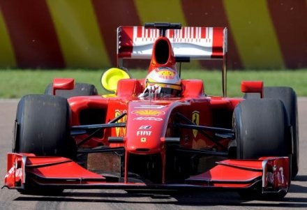 Ferrari zamiast Schumachera posadzi za kierownicą bolidu Lukę Badoera /AFP