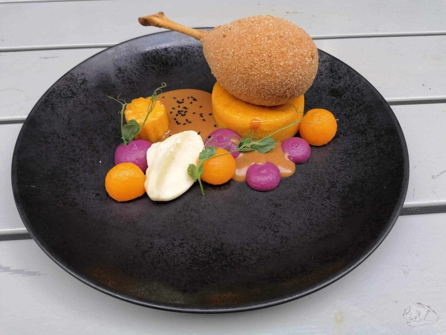 Festiwalowa propozycji restauracji Nitka w Łodzi: noga z kaczki/polenta dyniowa/sos piernikowy/puree z czerwonej kapusty /Festiwal Dobrego Smaku /Materiały prasowe