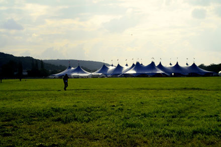 Festiwalowe namioty na krakowskich Błoniach /materiały prasowe