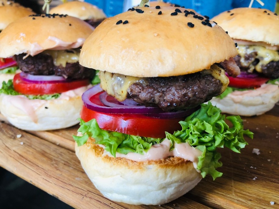 Festiwalowym przebojem w tym roku są własnoręcznie wypiekane bułki do burgerów /Agnieszka Wyderka /RMF FM