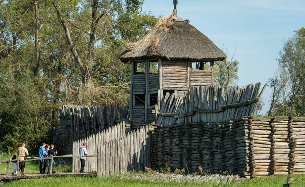 Festyn o historii Słowian w Biskupinie. Prelekcje, warsztaty i prawdziwa średniowieczna osada