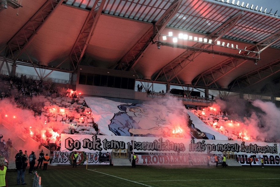 Feta kibiców ŁKS-u Łódź na trybunach /	Grzegorz Michałowski   /PAP