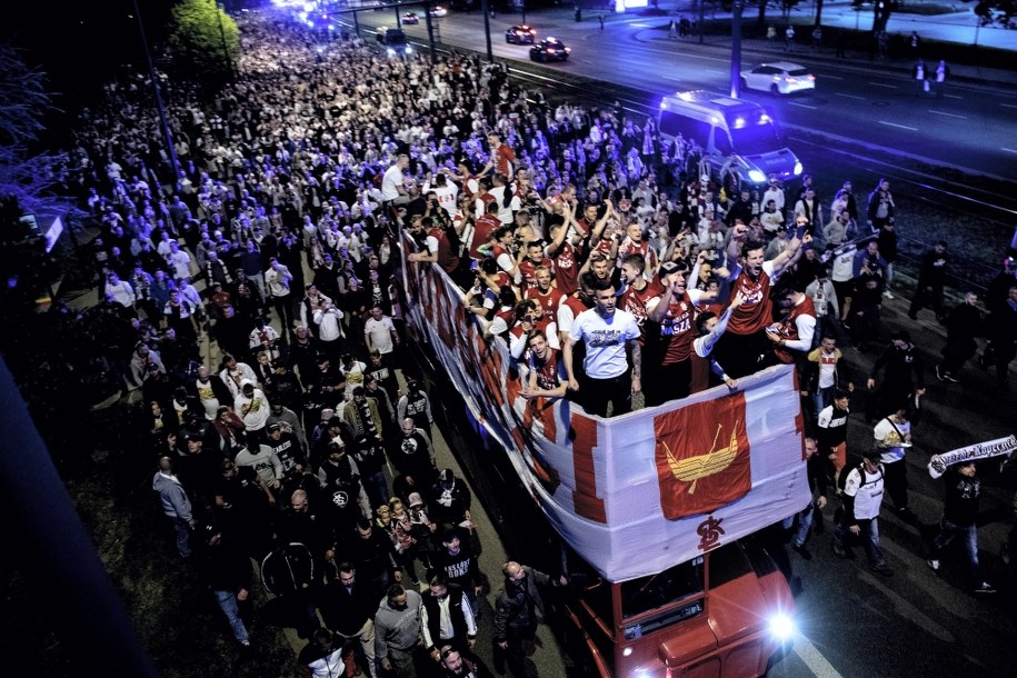 Feta piłkarzy i kibiców ŁKS-u Łódź po awansie drużyny do Ekstraklasy /	Grzegorz Michałowski   /PAP