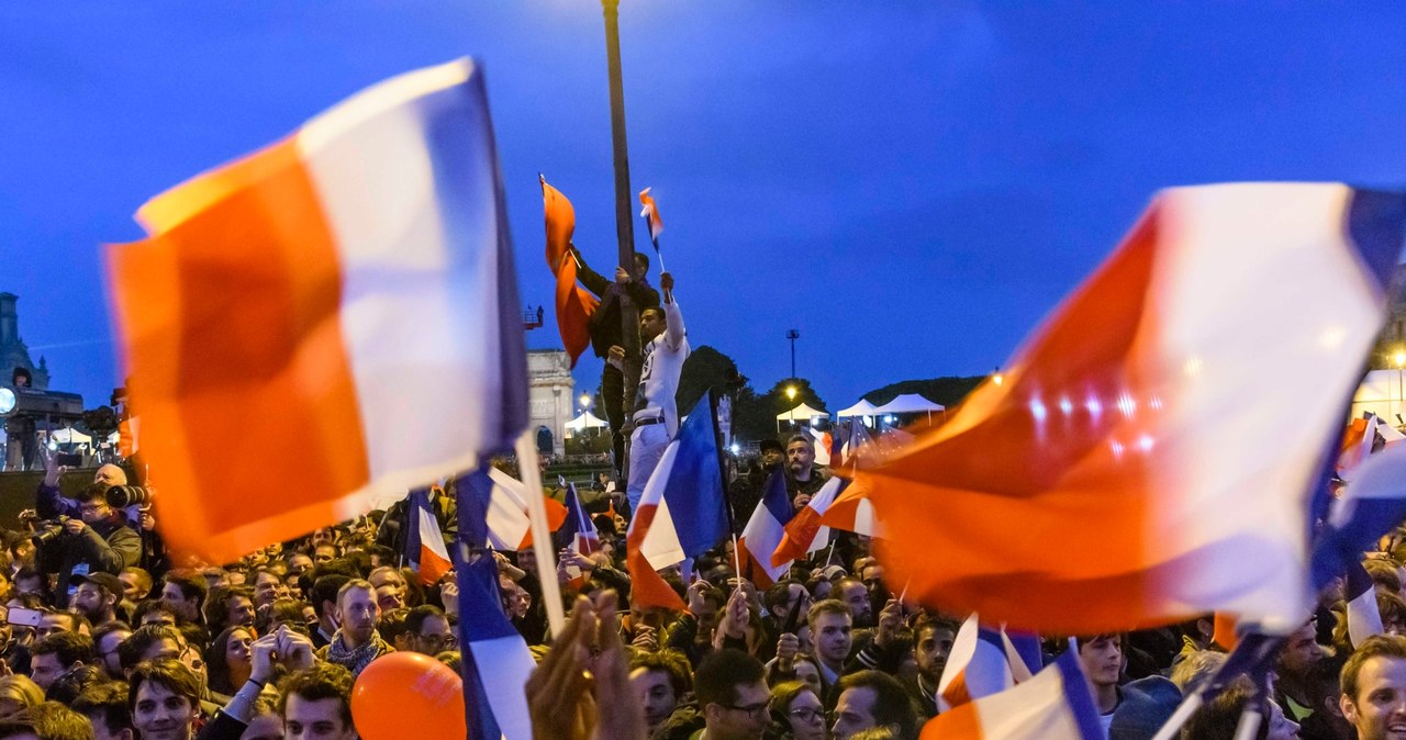 Feta w Paryżu. Tysiące Francuzów świętowały zwycięstwo Macrona