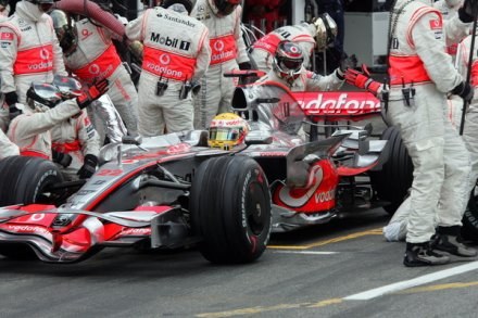 FIA dokładnie zbada bolid Lewisa Hamiltona /AFP