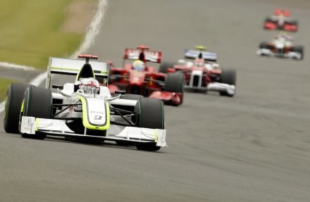 FIA utrzymała w mocy wprowadzony na sezon 2010 zakaz tankowania bolidów w trakcie wyścigu /AFP