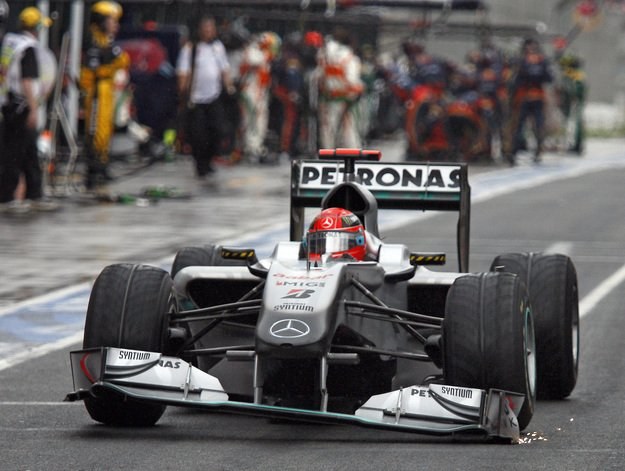 FIA zamierza zmodyfikować testy dotyczące przednich skrzydeł w bolidach /AFP