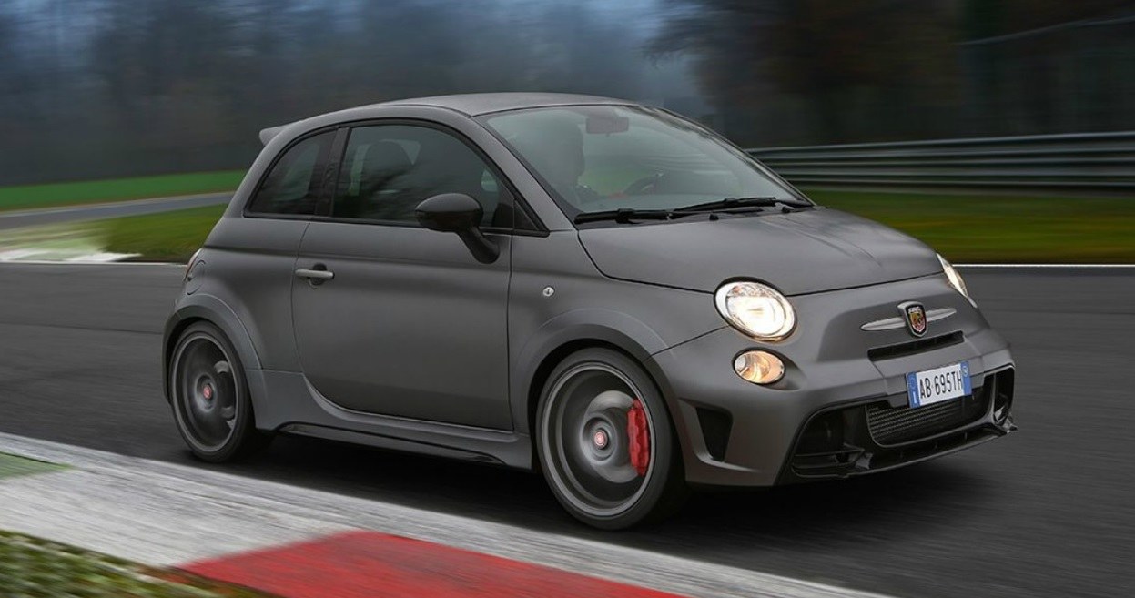 Fiat 500 w wersji ekstremalnej, czyli Abarth 695 Biposto /Informacja prasowa