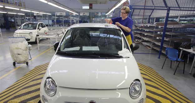 Fiat 500 wciąż sprzedaje się nieźle /AFP