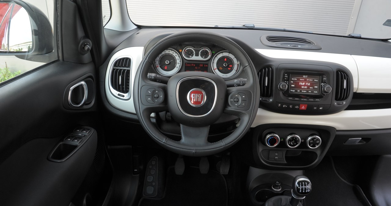 Fiat 500L 1.4 16V Lounge: prosta obsługa, ale zegary dość słabo czytelne. Dobra jakość materiałów i spasowanie. /Motor