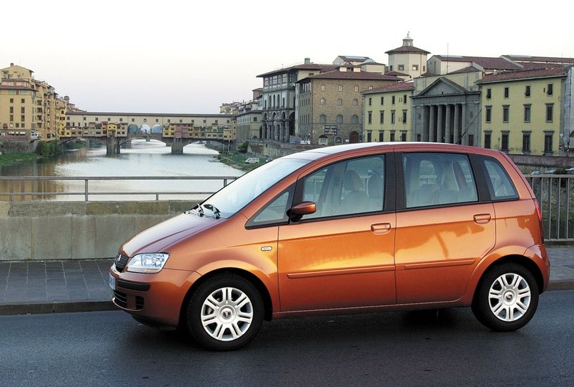 Fiat 500L zastąpi niezbyt popularną Ideę. /Fiat
