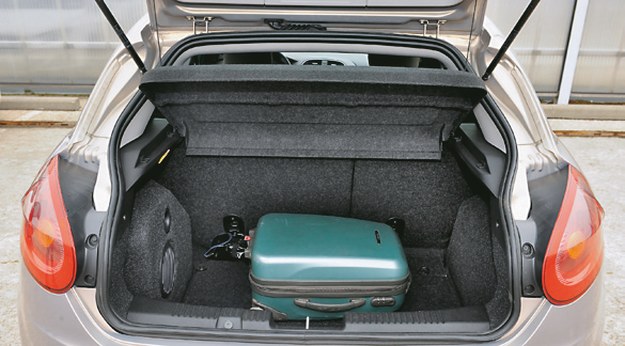 FIAT Pojemność ogranicza subwoofer z lewej strony. Według producenta: 400-1175 l. /Motor