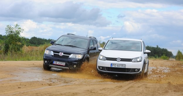 Fiat standardowo jest autem 7-osobowym. VW za 2 dodatkowe miejsca wymaga dopłaty. /Motor