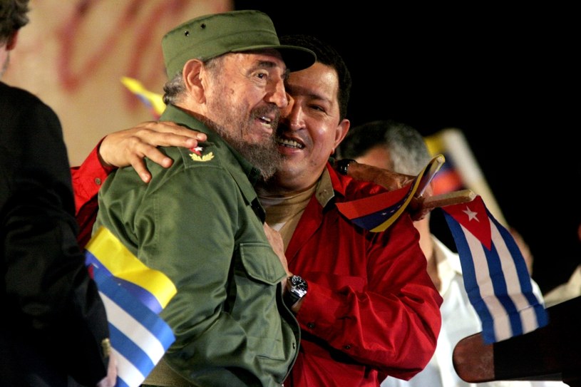 Fidel Castro w objęciach Hugo Chaveza /Getty Images
