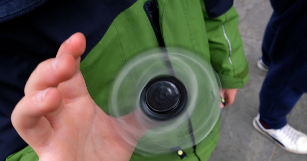 Fidget Spinner to zabawka, która za sprawą odpowiednio ulokowanych łożysk, po wprawieniu w ruch, kręci się przez dłuższy czas /AFP