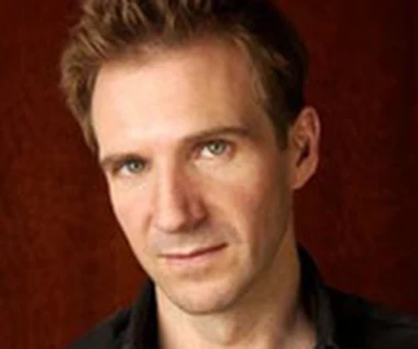 Fiennes i Sutherland w więzieniu