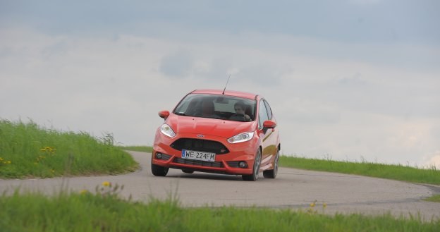 Fiesta ST daje kierowcy ogromną frajdę z dynamicznej jazdy. Widoczny na zdjęciach lakier specjalny Molten Orange wymaga dopłaty 2400 zł. /Motor