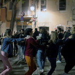 Fiesta w hiszpańskich miastach po zniesieniu stanu zagrożenia epidemiologicznego. Tysiące zatrzymań i mandatów