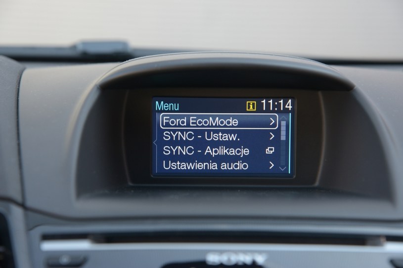 Fiestę po liftingu można wyposażyć w nowe aplikacje: system sterowania głosowego SYNC (który w razie wypadku potrafi samodzielnie wezwać służby ratownicze) oraz funkcję MyKey. Ta druga pozwala ustawić dla jednego z kluczyków dodatkowe ograniczenie prędkości lub uniemożliwić odłączenie ESP – w sam raz np. dla rodziców, którzy przekazują auto swoim dzieciom. /Motor