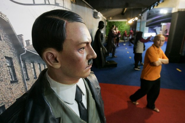 Figura Adolfa Hitlera, w tle figura Dartha Vadera /BOY TRIHARJANTO /PAP/EPA