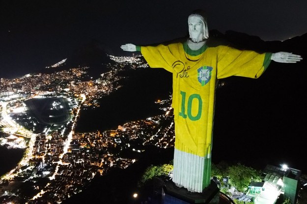 Figura Chrystusa w Rio de Janeiro ustrojona w koszulkę Pelego /Andre Coelho /PAP/EPA