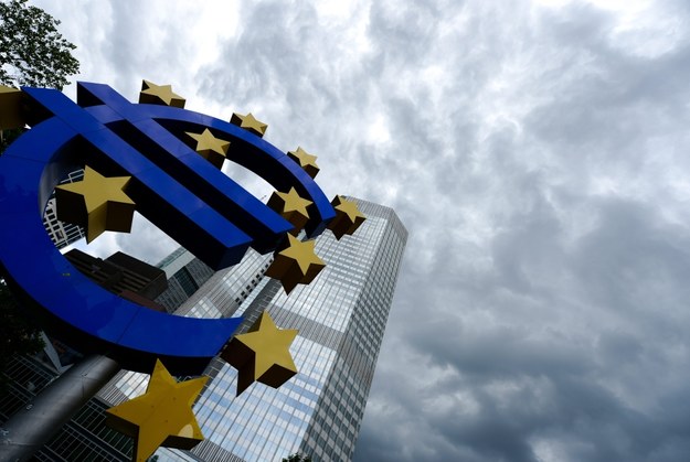 Figura euro przed siedzibą Europejskiego Banku Centralnego we Frankfurcie nad Menem /ARNE DEDERT  /PAP/EPA