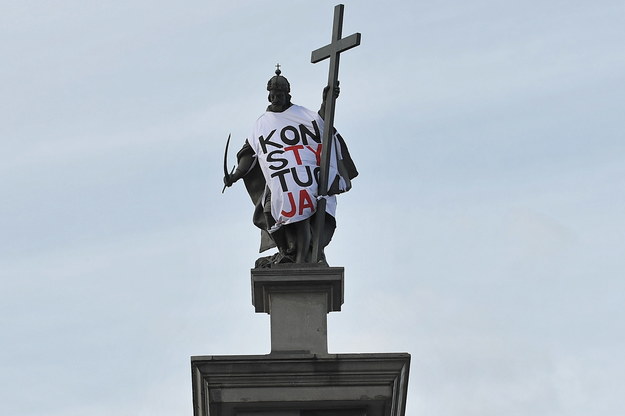 Figura króla Zygmunta III Wazy stojąca na kolumnie na Placu Zamkowym ubrana w koszulkę z napisem "Konstytucja" /Marcin Obara /PAP