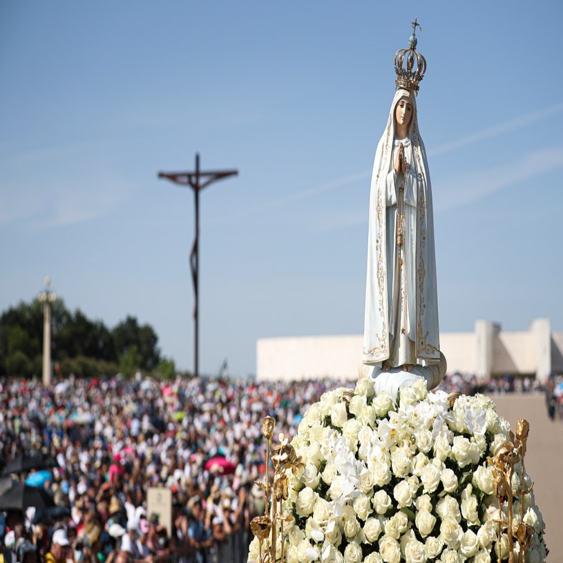 Figura Matki Bożej Fatimskiej przedstawiona podczas procesji w Sanktuarium Fatimskim w Portugalii /FILIPE AMORIM /AFP