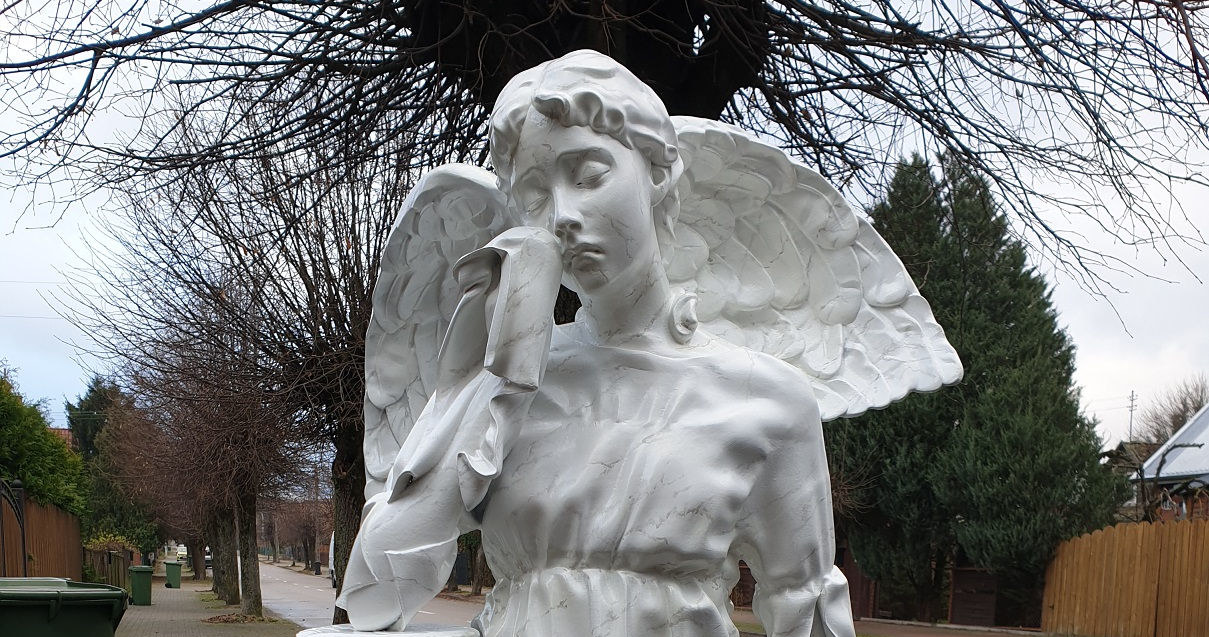 Figura Płaczącego Anioła na nagrobku Księży Słomińskich na cmentarzu w Knyszynie /materiały prasowe
