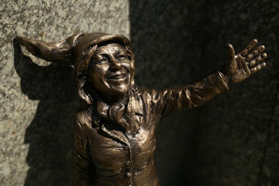 Figurka "Krasnalki Krystynki", dar Wrocławia dla Katowic, znajdująca się przed wejściem do budynku Teatru Śląskiego /Zbigniew Meissner /PAP