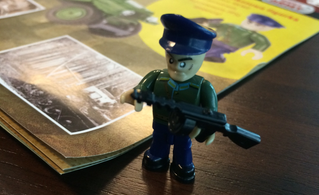 Figurka oficera NKWD w kolekcji klocków. Producent: Wywołaliśmy kontrowersje, mając dobre intencje