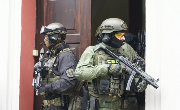 Fikcyjne faktury VAT na 10 mln zł. Cztery osoby zatrzymane