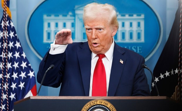 Fikcyjne nagranie. Trump "ogłasza" na nim powstanie łóżek, które leczą