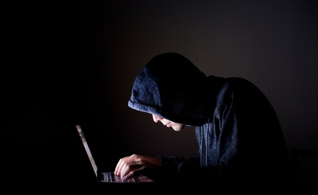 Fikcyjni robotnicy sprzedawali nieistniejące auta. Policja zatrzymała oszustów