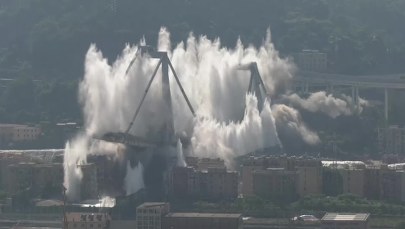 Filary zawalonego mostu w Genui wysadzone [ZOBACZ FILM]