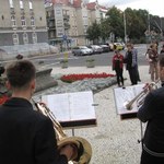 Filharmonicy zagrali w Szczecinie na przystankach i rondach