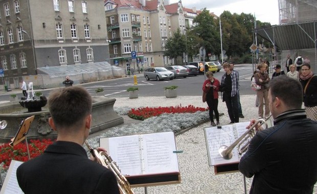 Filharmonicy zagrali w Szczecinie na przystankach i rondach